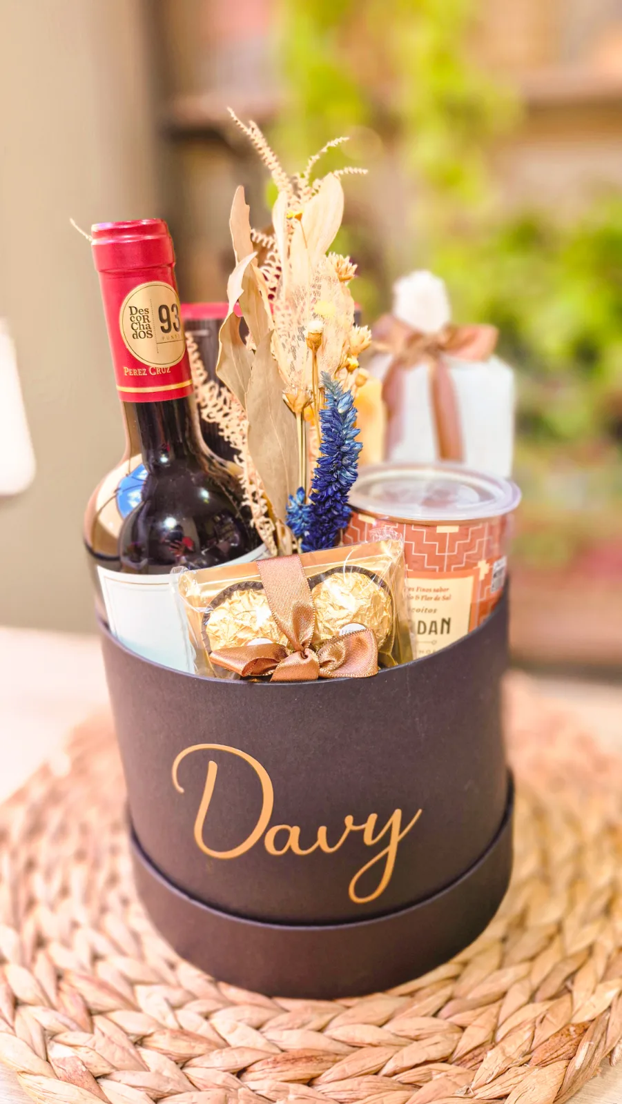 Cesta com Vinho e Biscoitos Finos